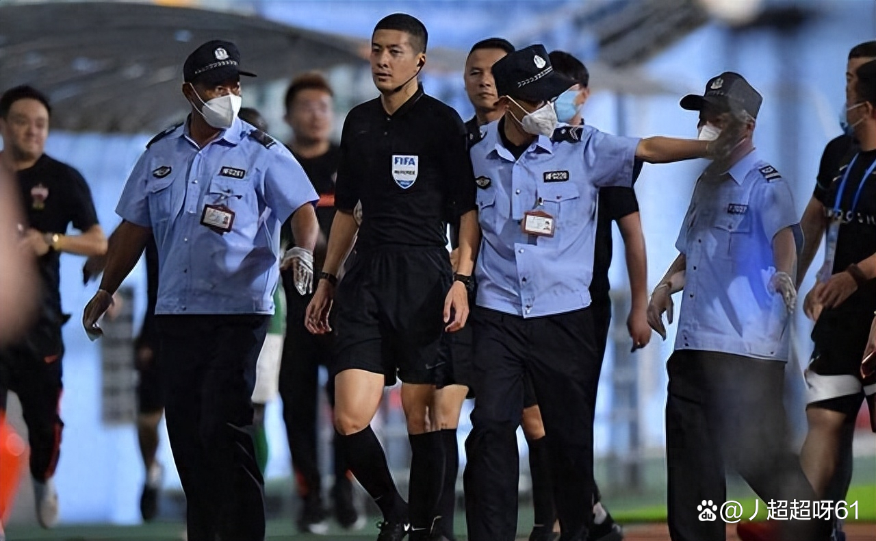赛后上海海港备战欧超杯,内部沟通细节曝光,球迷炸锅,训练强度明显提升 赛后上海海港备战欧超杯,内部沟通细节曝光,球迷炸锅,训练强度明显提升