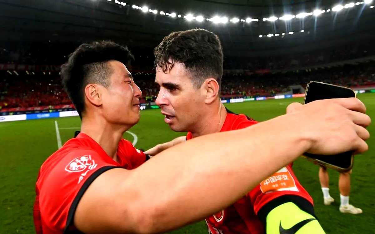 赛后上海海港备战欧超杯,内部沟通细节曝光,球迷炸锅,训练强度明显提升 赛后上海海港备战欧超杯,内部沟通细节曝光,球迷炸锅,训练强度明显提升